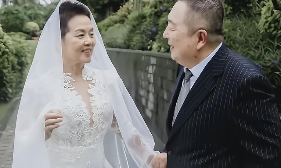 董浩70岁补拍婚纱照！欠妻43年愧疚终卸下，15元彩照压胸半生