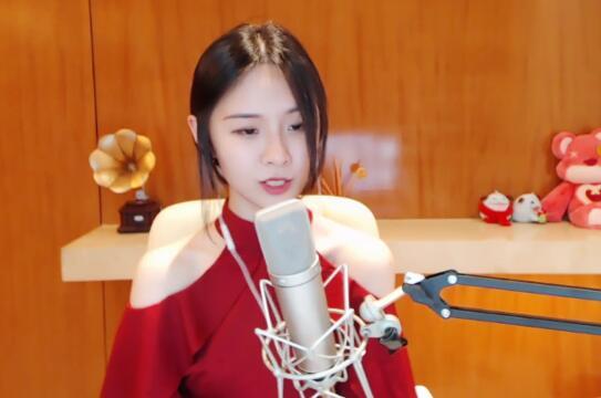 斗鱼TV三姐印象之阿冷: 礼物一姐殊荣中性声线爱唱高亢歌曲