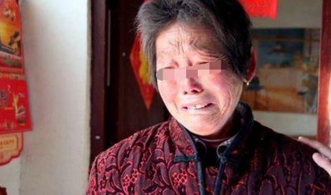 孫女一直說肚子疼, 醫生檢查取出東西后, 婆婆崩潰了