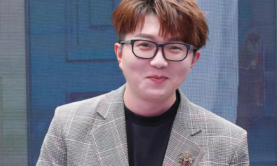 毛不易婚礼致辞被剪15秒！“虽然”后全删，新郎回应太解气