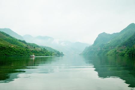 汉江三峡碧波引路,秀山丽水相辉,景色清幽,霜叶如花