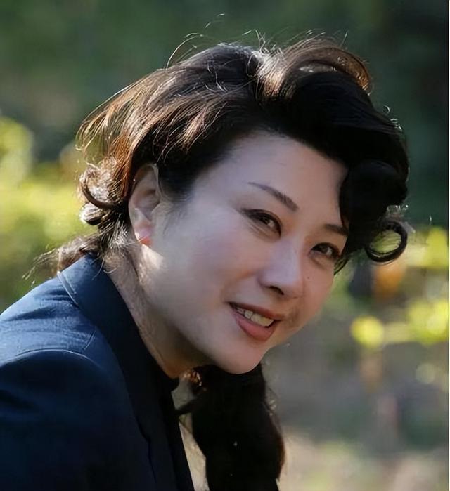 兰瑛是山东艺术学院的系主任,主持人倪萍和演员陈瑾都是她的学生.