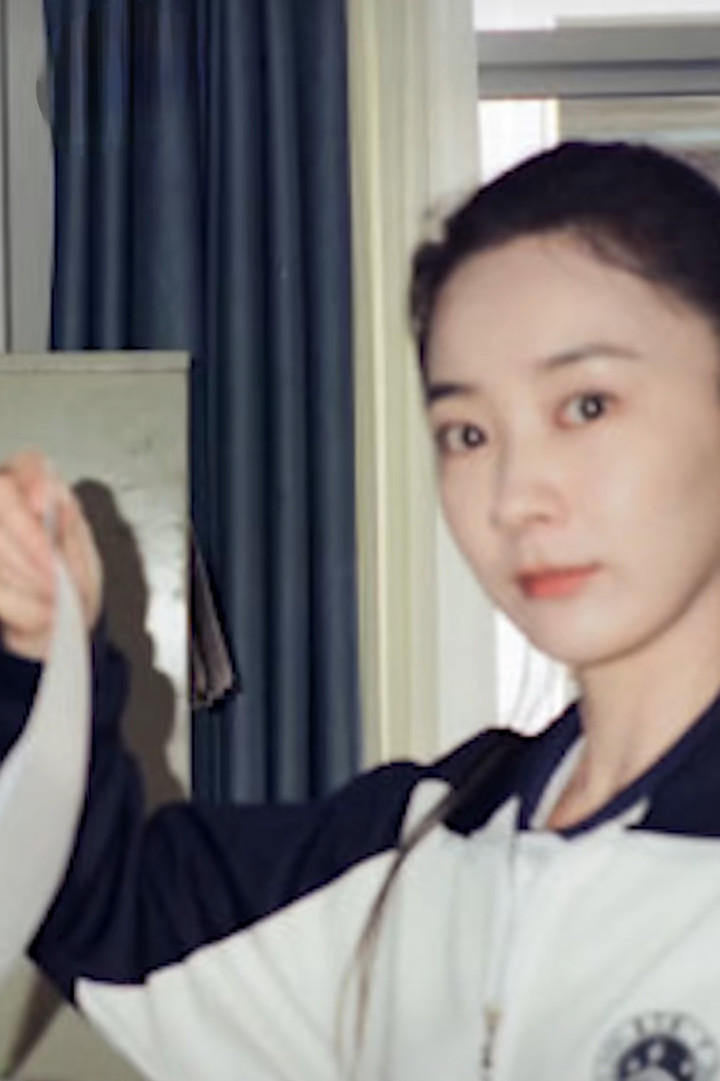 朱颜曼滋: 一站在那里就充满了故事感!(朱颜曼滋个人资料)