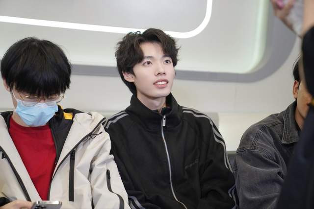 虽然那个赛季他们在kpl季后赛止步六强,但是随后在2021王者荣耀世界