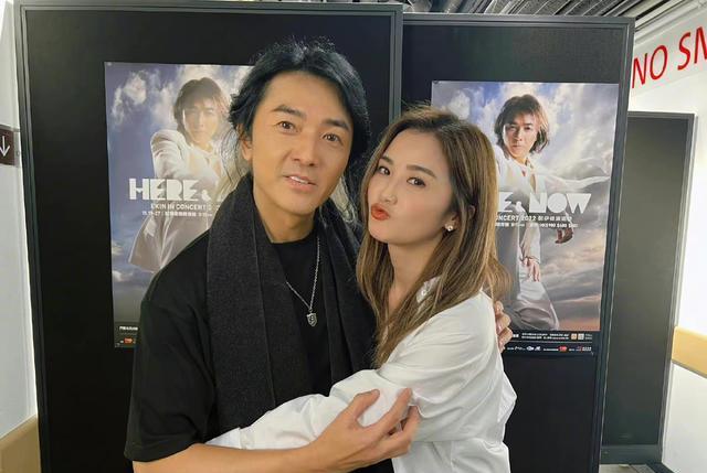 阿sa去看了郑伊健演唱会,还晒了同框合照,梦回当年青涩的你们.