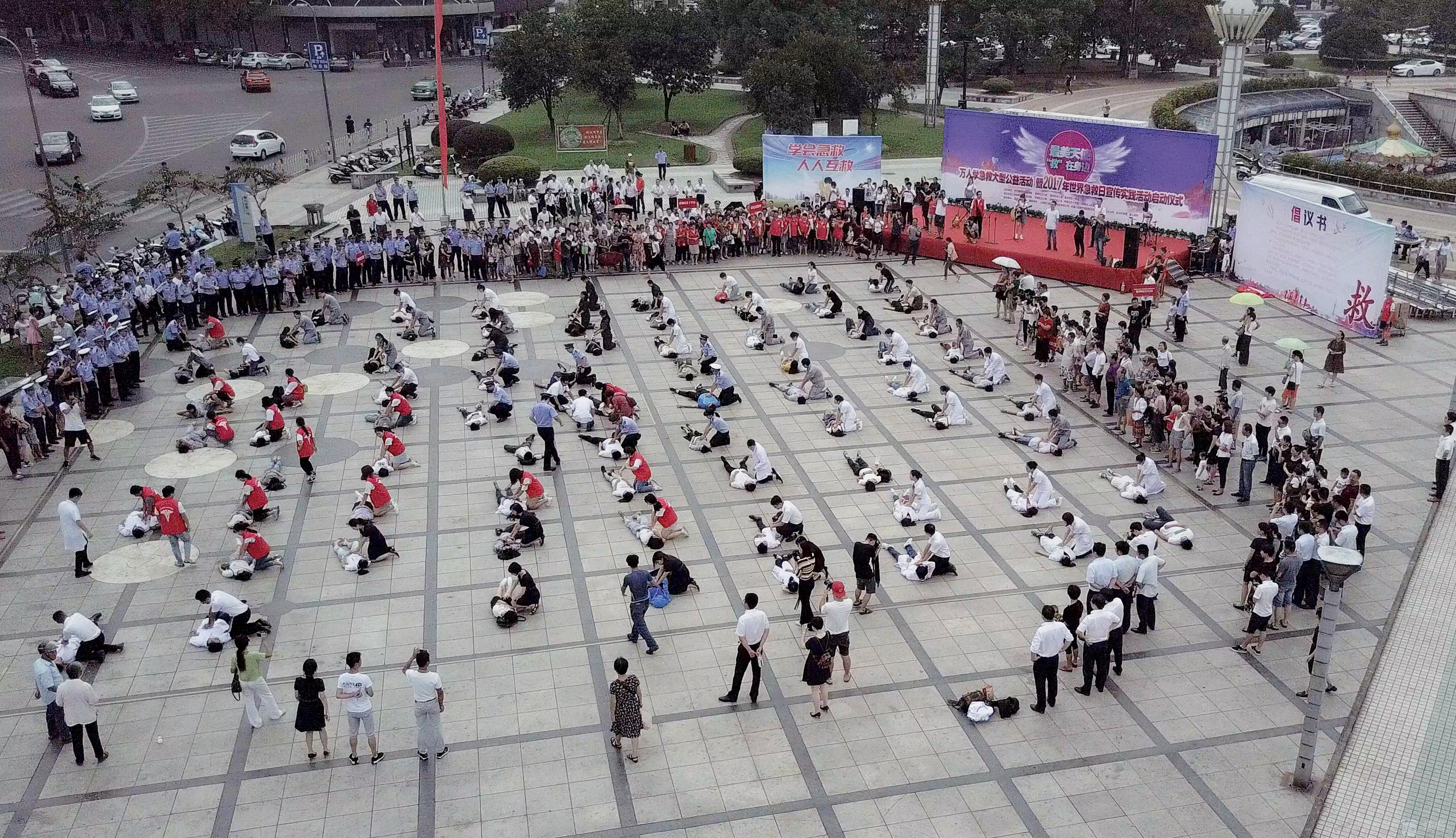 学急救! 一百人晕倒, 一百次心肺复苏