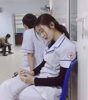 女护士打盹照片网上走红,网友:求打针