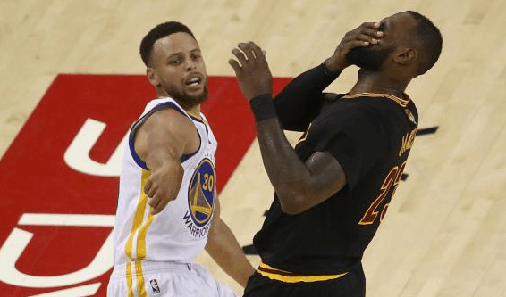 细说总决赛G2受争议的动作, 詹姆斯垫脚库里,