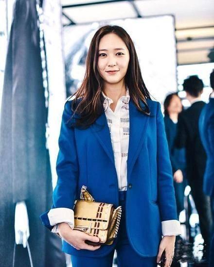 郑秀晶出席某时尚活动,一身蓝色套装让她看起来十分亮眼