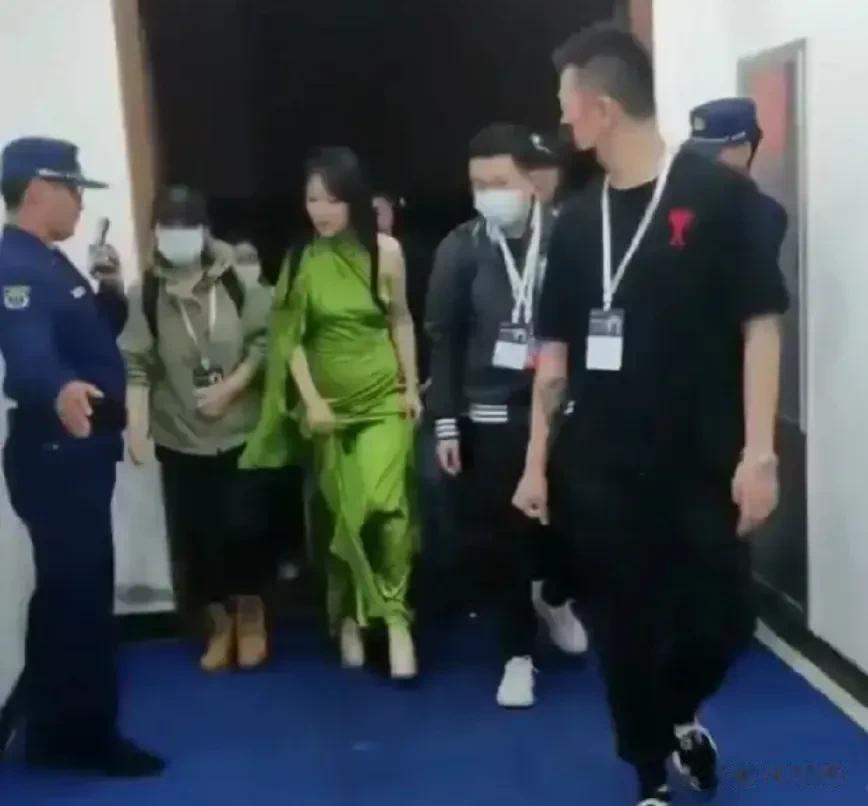 这咋还吓出来个小肚子呢[捂脸哭]