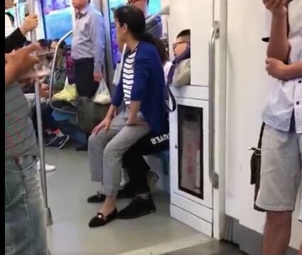 不让座大妈坐腿上 倚老卖老的“撒泼”该不该包容?
