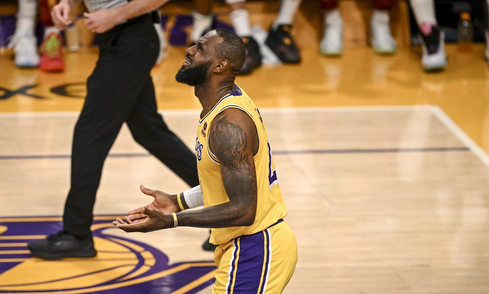5到8步都没吹？三球走步引爆争议：NBA规则到底怎么判