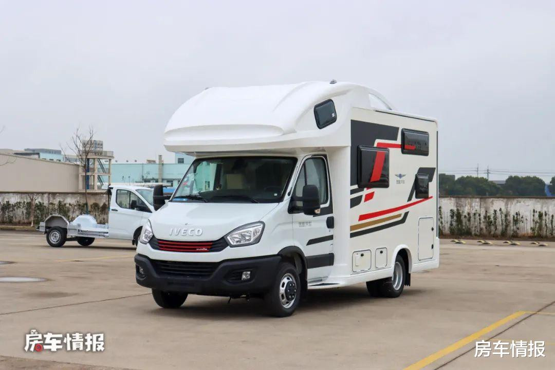 旌航新款房車 標準6座6臥設計 帶5度電 300l凈水一家人也夠用 信息峰