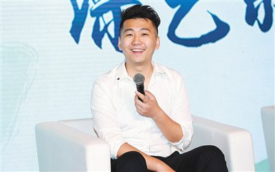 《极限挑战》总导演任静呼吁综艺节目编剧要快速成长.