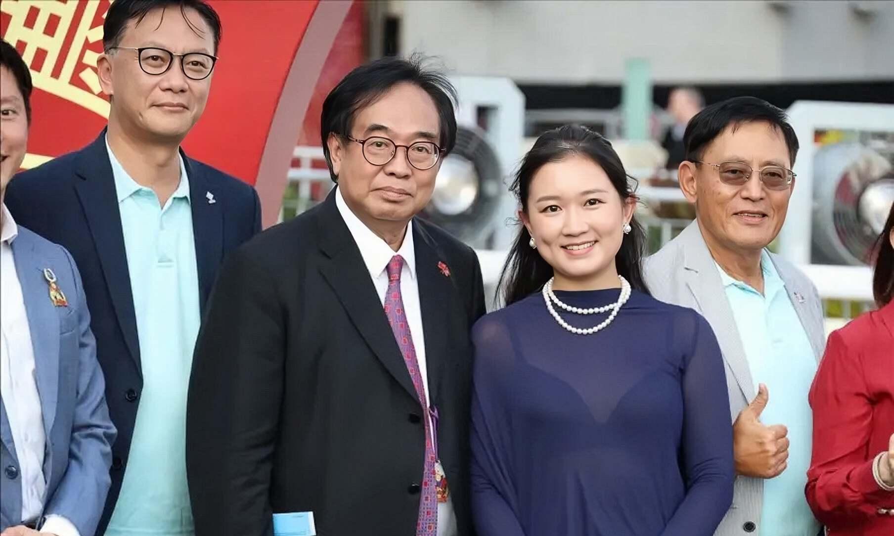 73岁卢伟国娶32岁余仲欣！三周定终身，前妻离世刚满5年