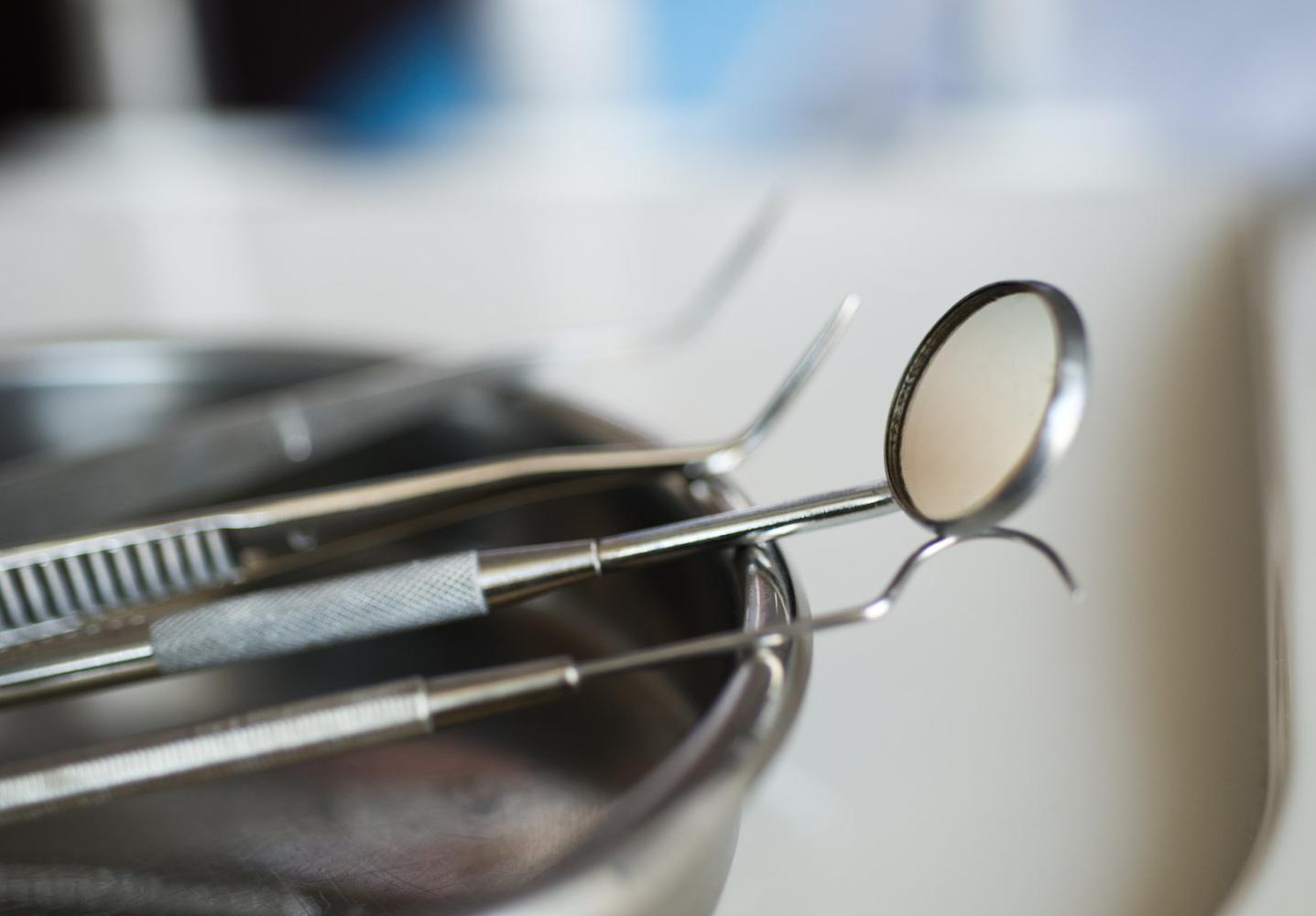 机器人将3D印刷的牙齿植入女性, 没有牙医的帮助。