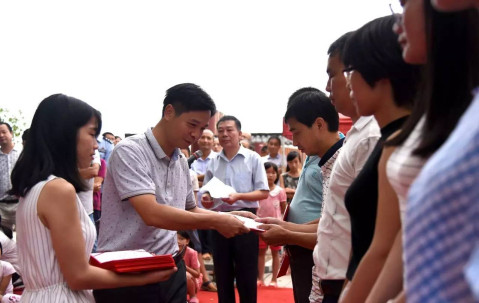 韩坊镇党委书记谢小钊说