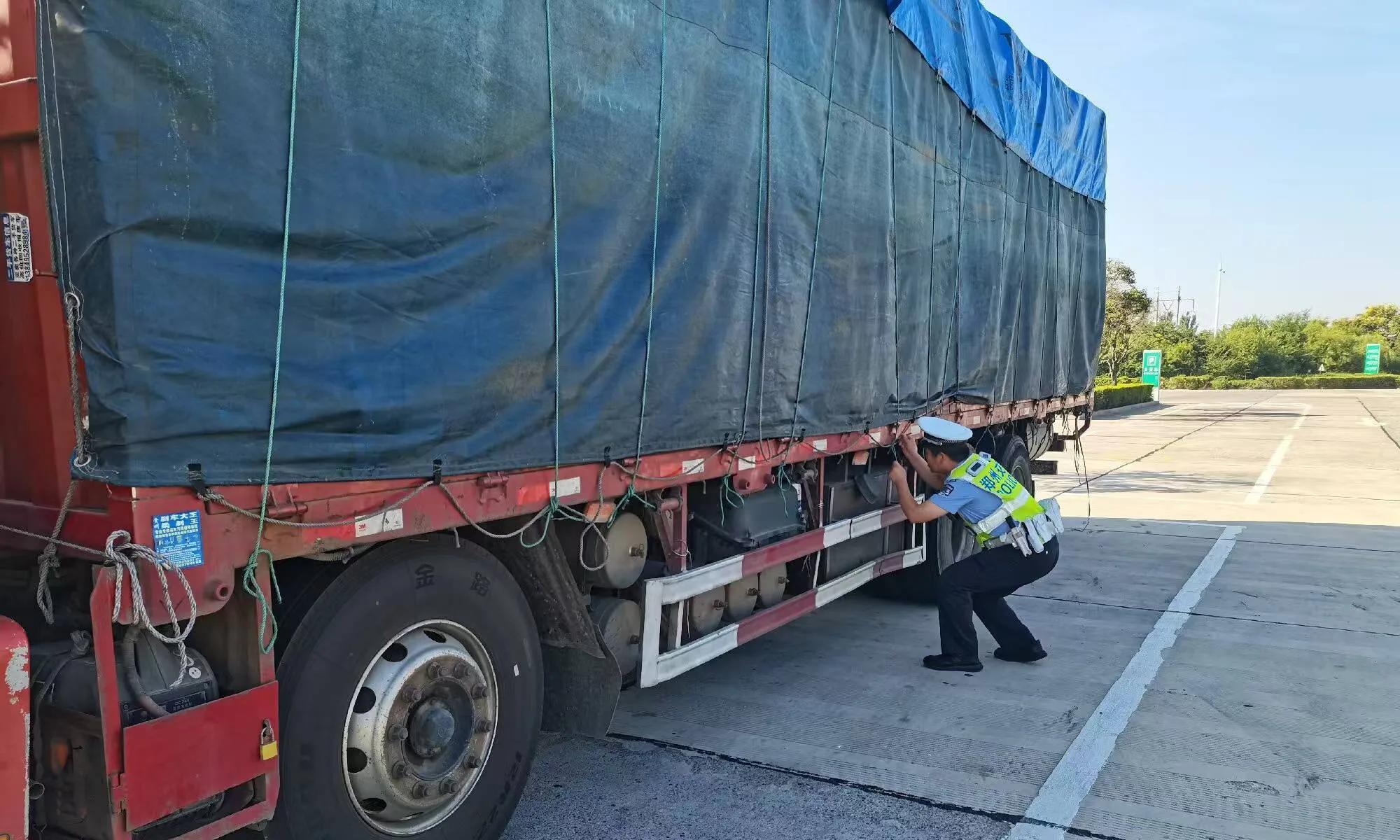 遵守2小时停车令却无处可停，司机被迫占道被判全责：守法反成违章