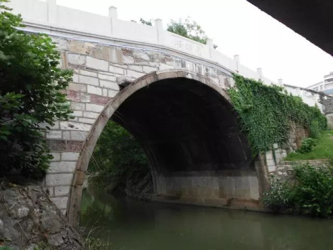 东晋时期为运粮出京口,于此建埭,丁卯日成,遂建桥,名丁卯桥,距今1600