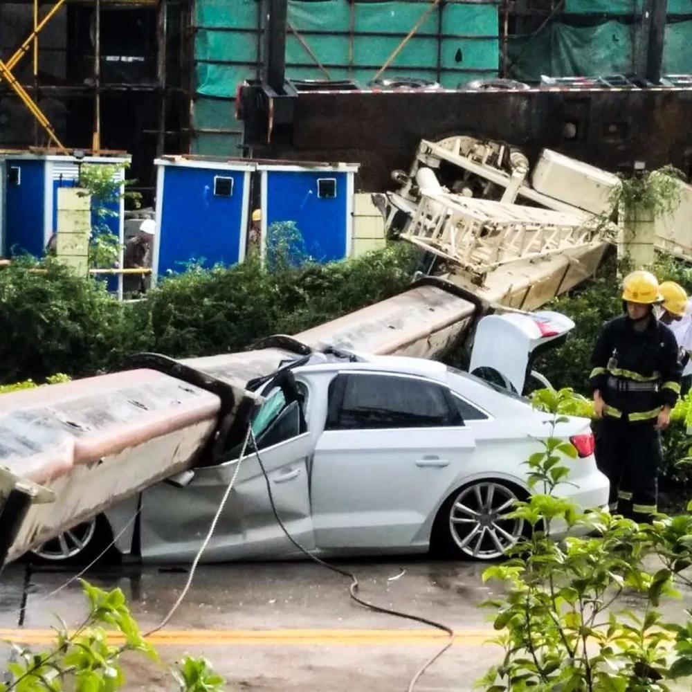 奥迪“空手接白刃”! 强悍德系车救车主一命!