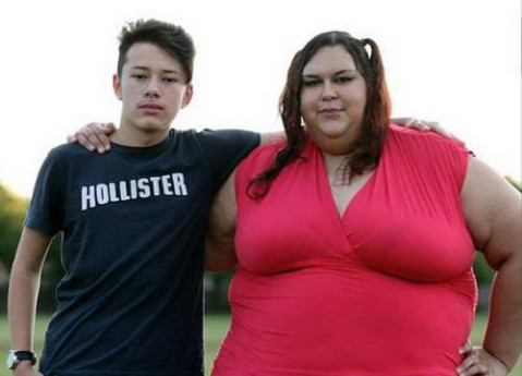 全球最胖女子体重半吨 生活靠母亲和妹妹25年没有出过家门