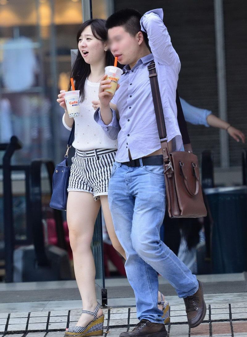 街拍纹身吸烟逛街美女,靳东牵手妻子甜蜜逛街