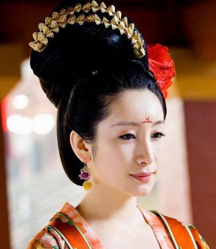 不满,当时也有一件事情赶巧了,是因为贺兰敏月的兄弟得罪了武则天母亲