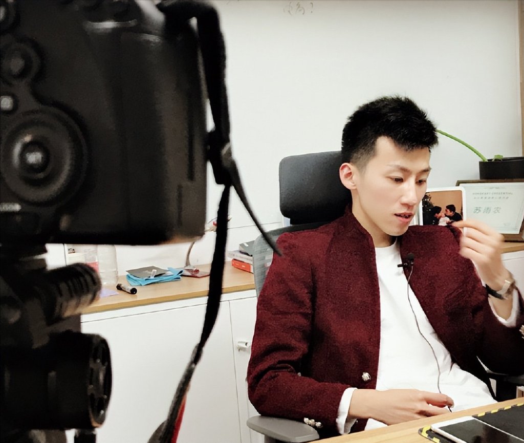 从"富二代"到"负二代",町町单车创始人丁伟:活着比死更难_zzd_学生