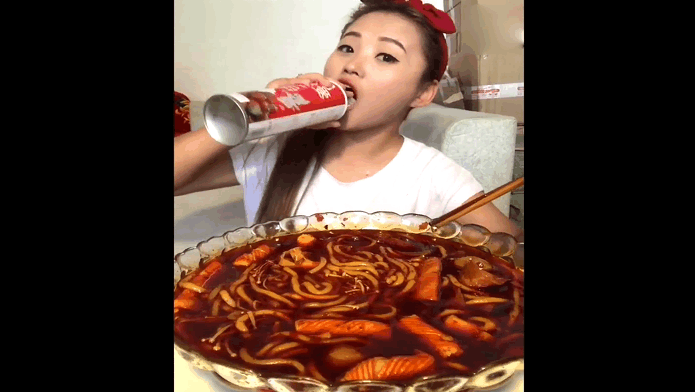 打开 打开 美女大口吃麻辣烫,看的我都想吃了 打开 吃秀教程# 我想吃