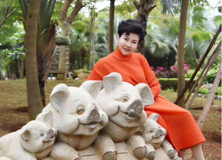 她, 中国主持第一人, 曾打破报幕“潜规则”, 为何64岁至今未嫁?(解放哈尔滨的部队)