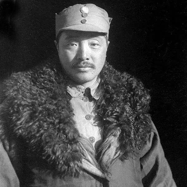 放哨的带贺老总等人进入大院,铁拐李就坐在大堂上,旁边的一个土匪突然