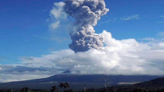 菲律宾布卢桑火山喷发 火山灰升起约2000米