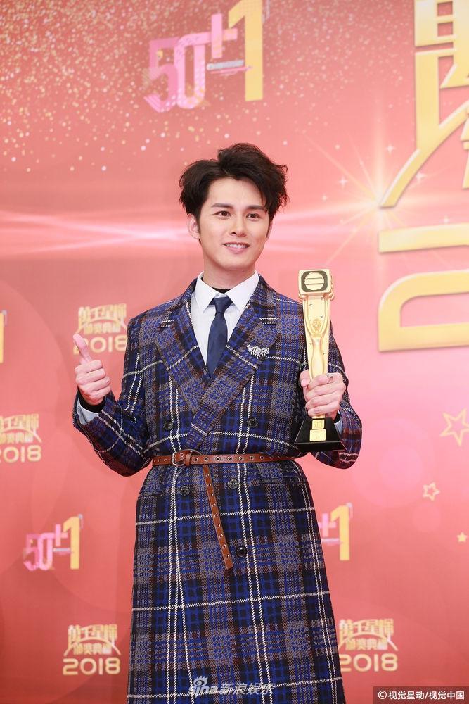 何广沛的衣服好奇怪,腰部看起来好鼓,难道是因为怕冷,里面穿了很多件