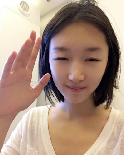 周冬雨素颜照白到发光, 这才是无p图无美颜的素颜界良心啊!