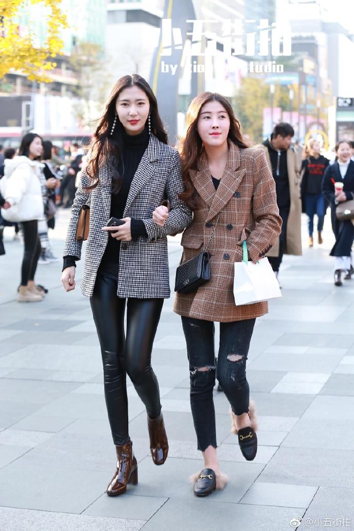 成都街拍, 毛衣裙 毛背心外套搭配过膝长靴, 保暖又带点柔美