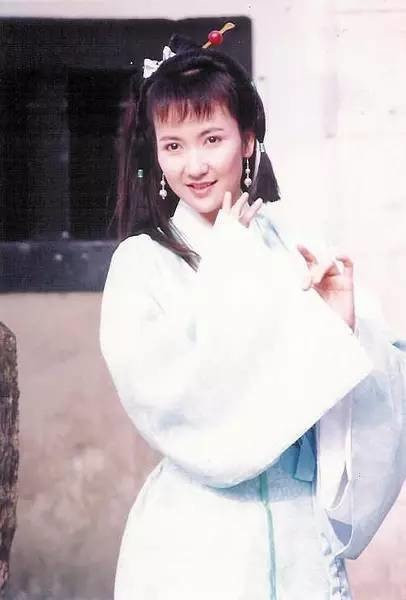 她曾是最美的小青, 最传奇的经典, 一生无子却也是最幸福的养母!