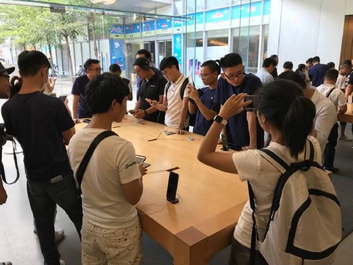 iPhone8首发遭遇尴尬的一幕, 快递退货堆满了顺丰自营点