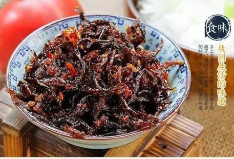 再放入米粉或包谷粉以及茴香子等香料,充分拌匀后放入鲊罐中腌制
