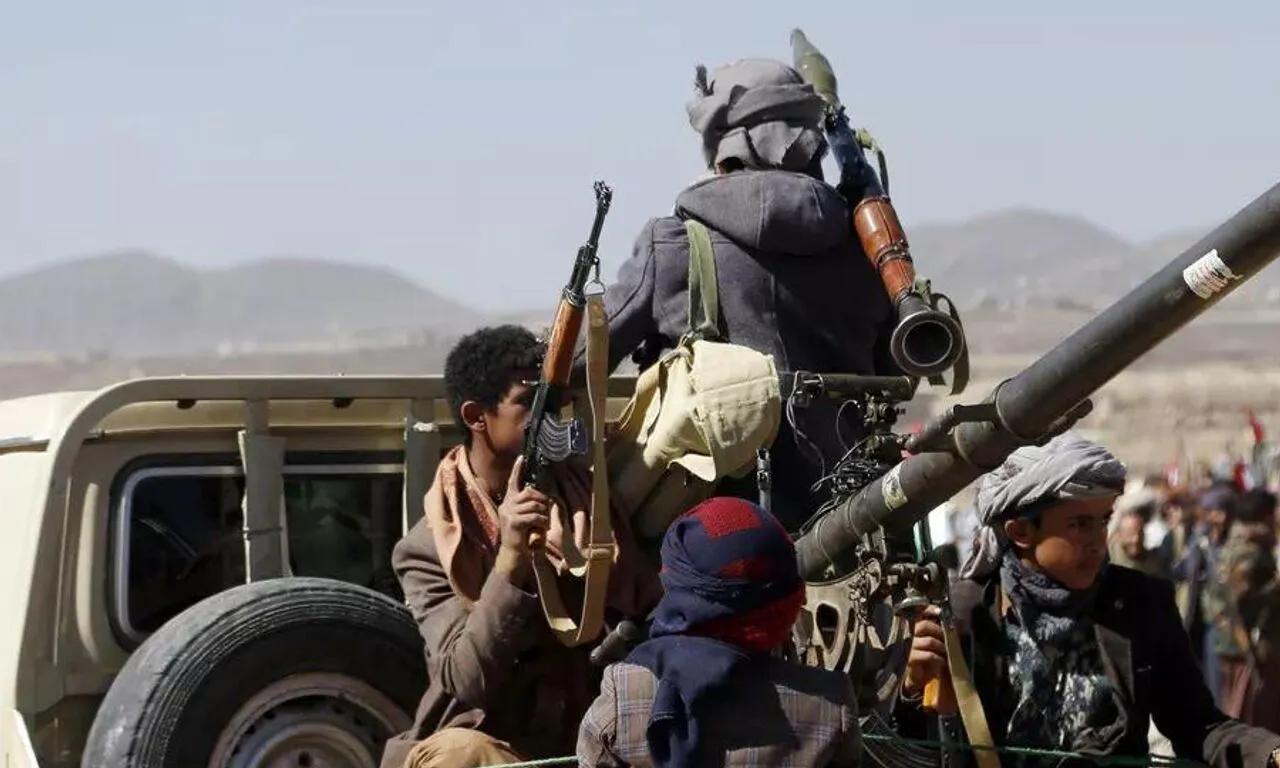 3枚导弹精准收割！636人无视预警广场集结，也门军纪律彻底空洞化