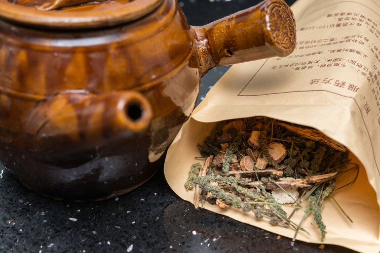 经常吃中药的人, 身体有6种症状表现, 最好及时就医, 别不当回事