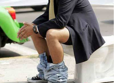 坐在马桶上拉不出,蹲着排便却很容易.