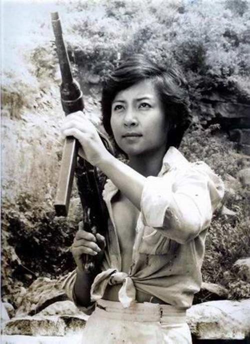 对越反击战, 18岁越军女兵被农民俘虏, 做了什么? 大哭