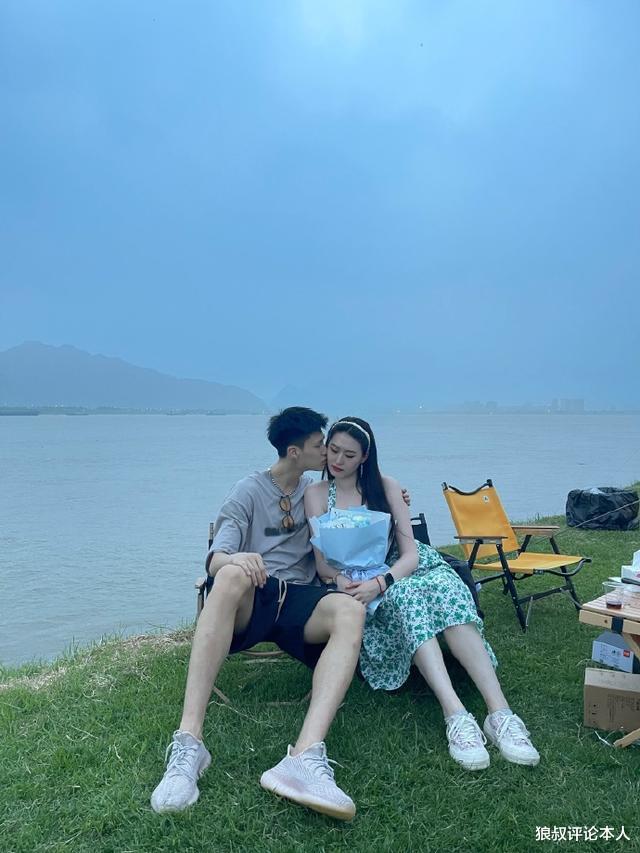 广东宏远21岁小将公布恋情, 女友肤白貌美, 郎才女貌太甜了_zzd_学生