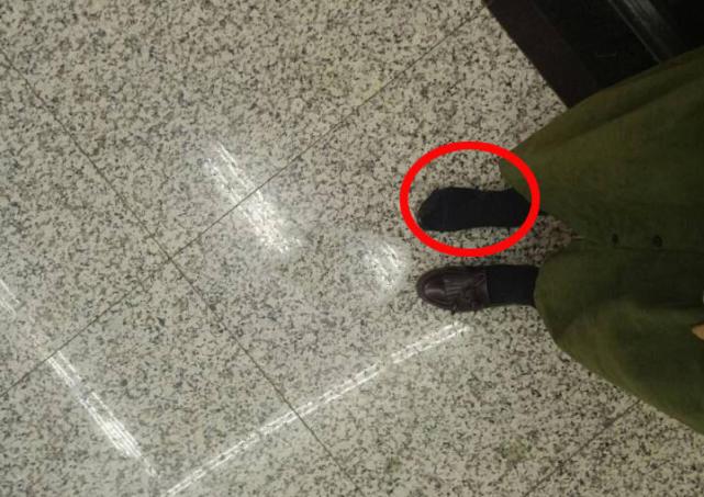 曾有网友爆料,自己在三号线两路口,被挤掉一只鞋子.