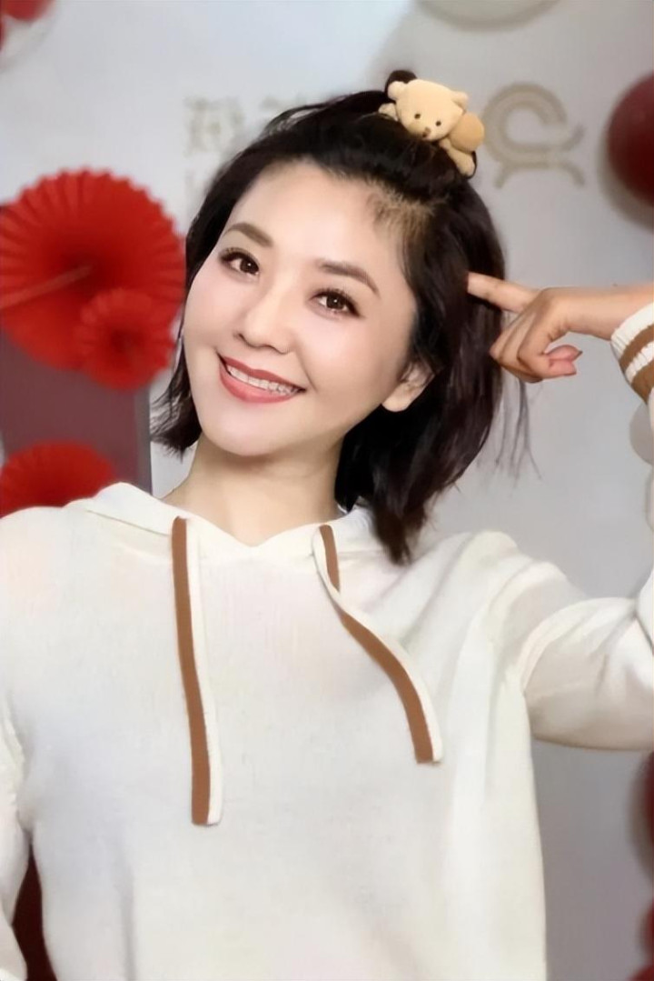 与大8岁领导闪婚,婚后分居多年,她幸福吗(主持人方琼老公杨阳的前妻)