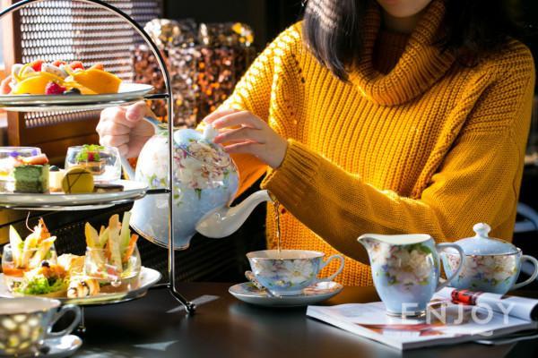 在悠然的午后, 享受会下午茶时光, 耳边响起勾起回忆的旋律