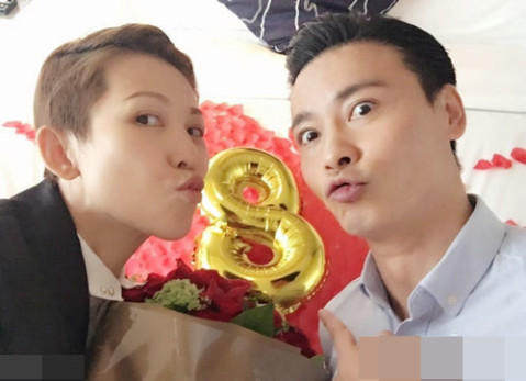 张晋蔡少芬结婚8周年 撑伞漫步十指紧扣