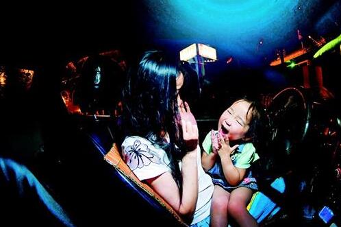 辛酸! 孩子无人照看 单亲妈妈带着三岁幼女开的士