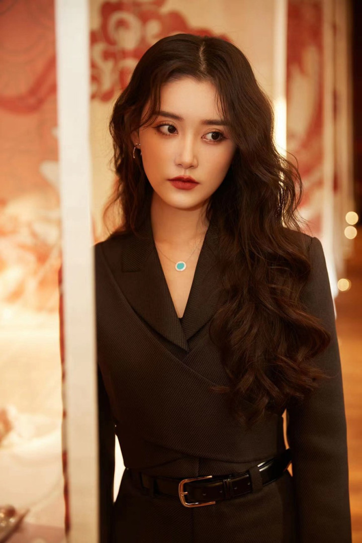 蒋依依拍摄酷girl写真, 展现青年演员气场氛围(女星蒋依依)