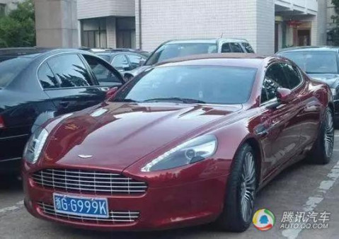 又一个壕村庄! 百万豪车扎堆车牌连号